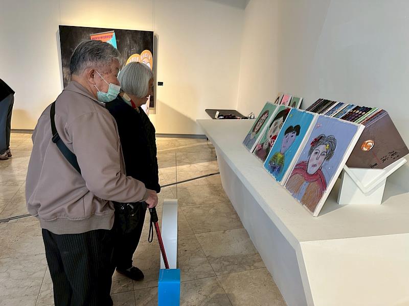 秀老郎日照中心長輩完成的自畫像作品，在彰化縣立美術館內展出。