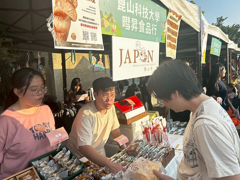 「暖暖堡」成員向民眾介紹香醇濃郁的黃金麵包。