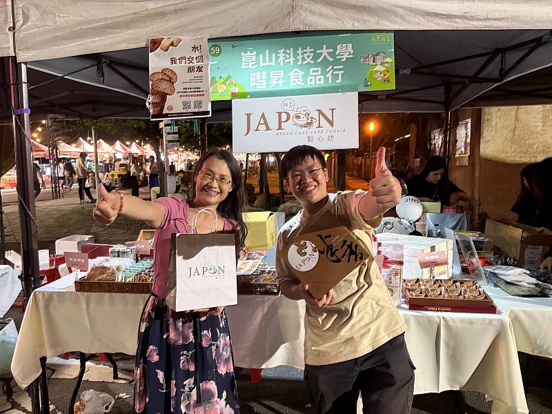 樂活學程學生陳巧慧(左)到場支持公廣系攤位。