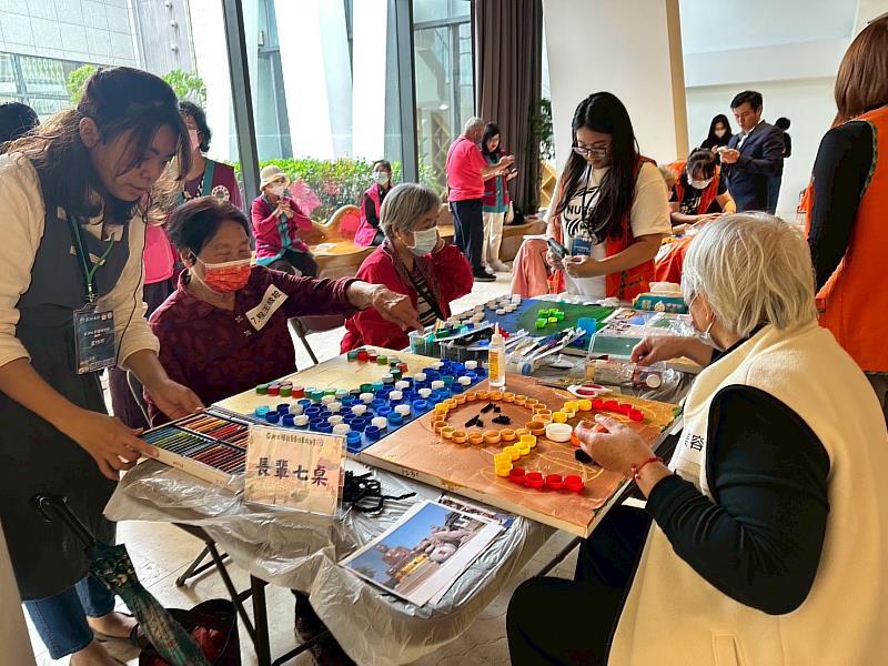 秀老郎日照中心長輩，在亞大同學協助下，認真投入創作。