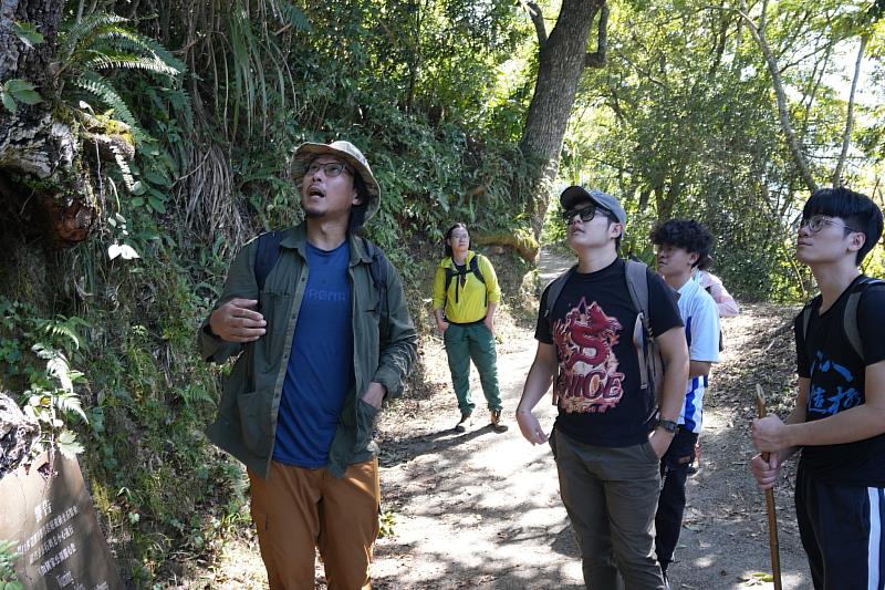 中文系課程「創作與田野實務」邀請生態作家郭熊帶領師生走讀東埔八通關古道西段，進行生態導覽與文化解說。