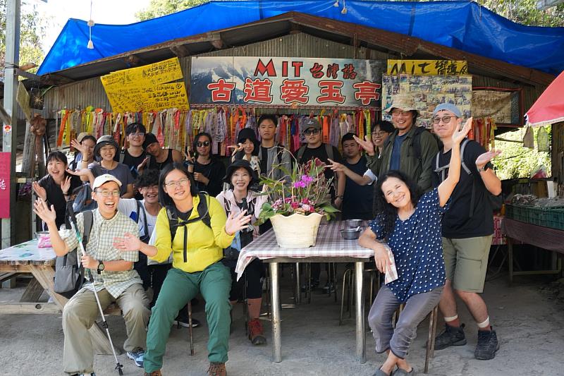 師生造訪八通關西段入口的「古道愛玉亭」，品嚐野生愛玉並聆聽老闆娘在山間生活的故事。