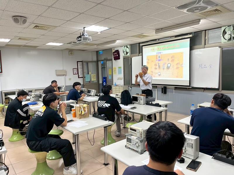 張品全老師為學生講解電路組裝情形。