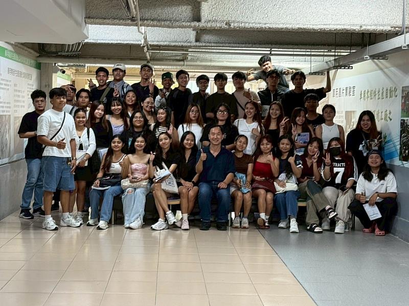 鄒重光老師與菲律班學生合影。