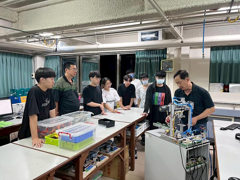 鄒重光老師(右)教授學生實作內容。
