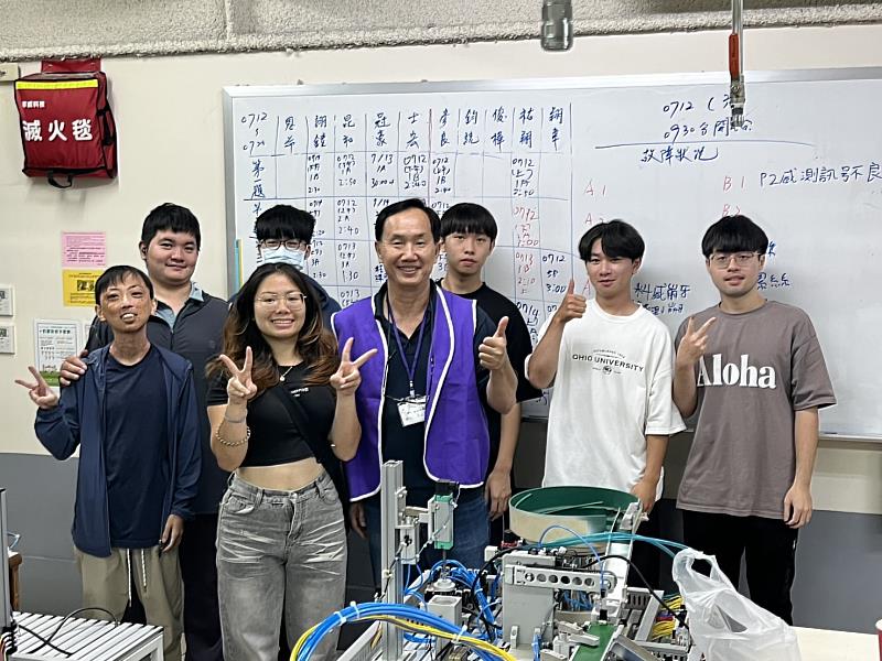 電機系輔導新生考照，鄒重光老師與機電整合丙級過關同學合影。