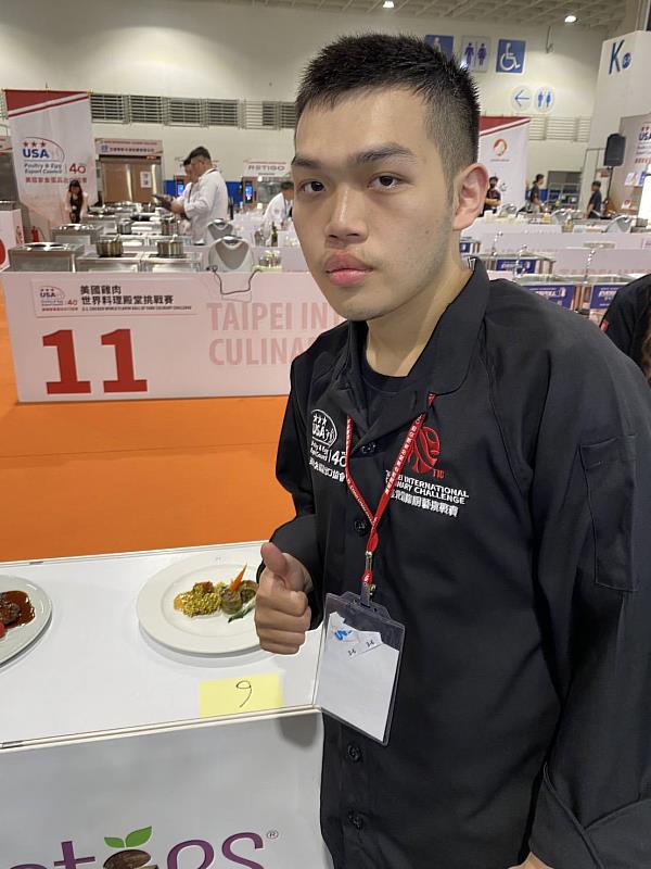 餐飲系三年級吳俊達榮獲「中式肉類挑戰賽」金牌。