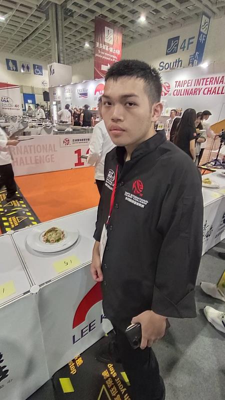 餐飲系三年級吳俊達榮獲「亞洲風味創意炒飯」金牌。