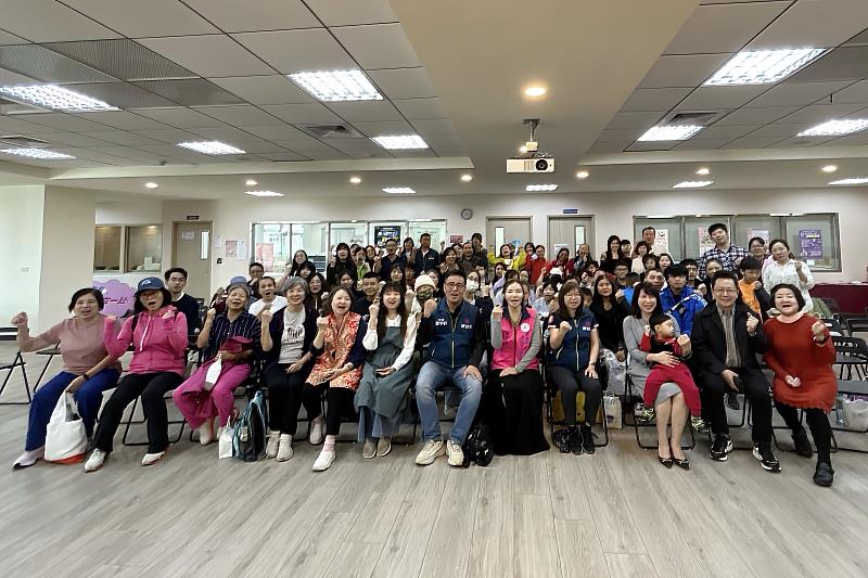 114年度桃園市新住民培力中心成果分享會,與會者大合照。