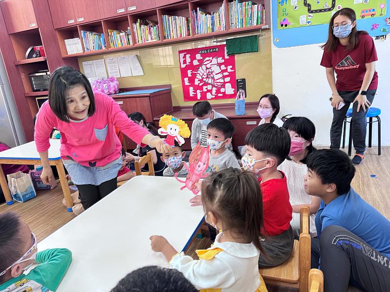 志工運用豐富生動的表情、動作，讓孩子們徜徉在故事中。