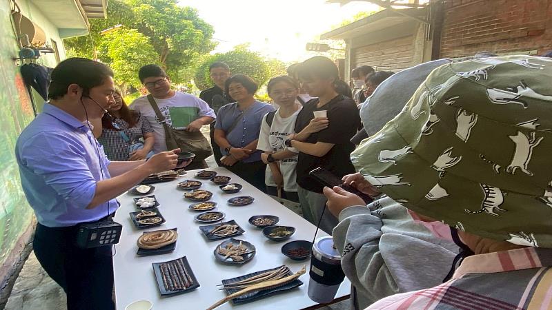 南華大學舉辦「大林慢遊趣」活動，參訪「泰成中藥文物館」，泰成中藥行老闆許開興為大家介紹各種中藥材。