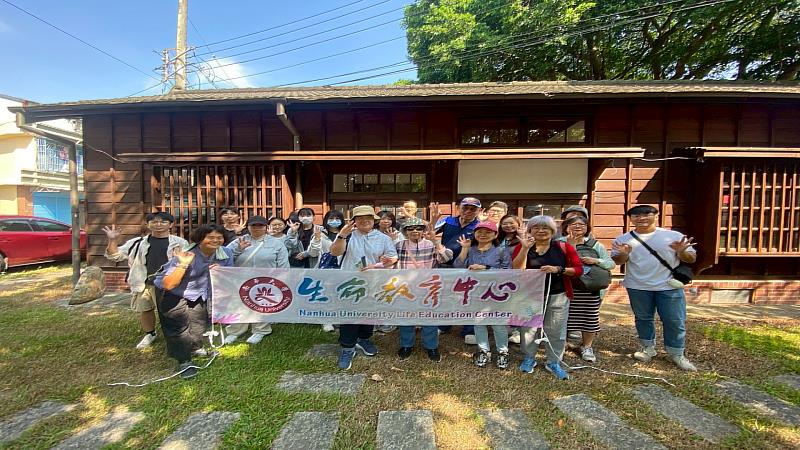 南華大學舉辦「大林慢遊趣」活動，探索體驗在地文化，並於臺鐵站長宿舍前大合照。