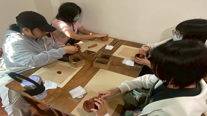 南華大學舉辦「大林慢遊趣」活動，於泰成中藥文物館體驗製作黑豆茶包。