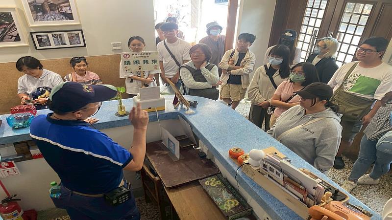 南華大學舉辦「大林慢遊趣」活動，大林文史工作者江明赫導覽介紹「成都旅社」，並講述歷史軼事。