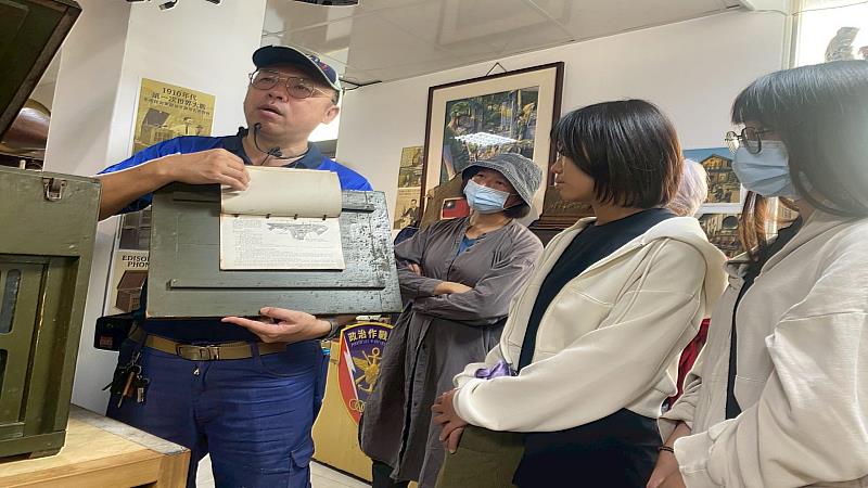 南華大學舉辦「大林慢遊趣」活動，參觀萬國戲院臨時工作室，由大林文史工作者江明赫介紹早期留聲機。