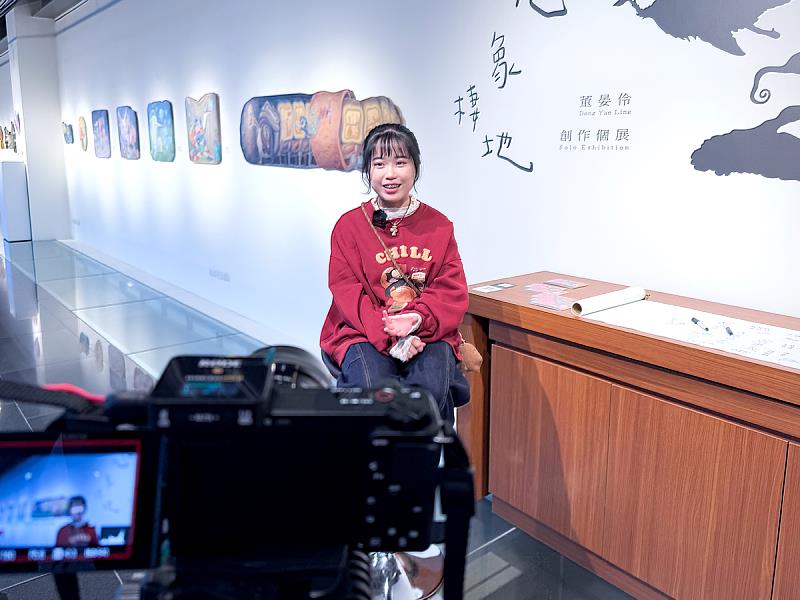 藝術家董晏伶受訪側拍,在鏡頭前,董晏伶分享夢境與生活如何交織成創作語言。她談得溫柔,也談得真誠,彷彿把觀眾帶入她的內心小宇宙。