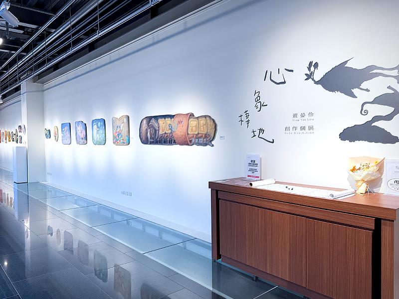 展場一隅,光線落在作品上,展場靜謐,觀眾得以放慢步伐,在這片「心象棲地」裡尋找屬於自己的情緒出口。鶯歌光點邀請大家親自走進這個會呼吸的世界。