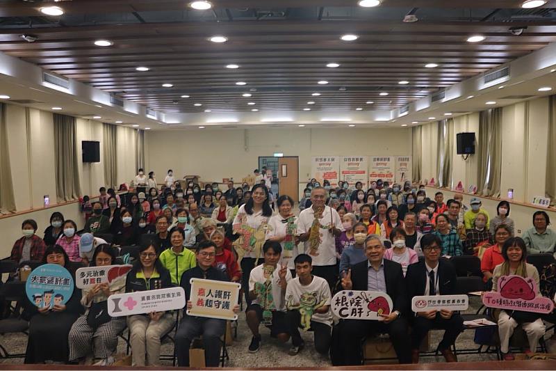 「護肝五哩路」肝癌講座暨皮影劇大合照。