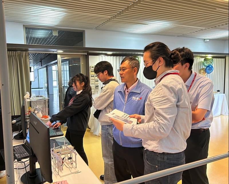 雲林縣政府農業處魏勝德處長至展示區了解技術內容。