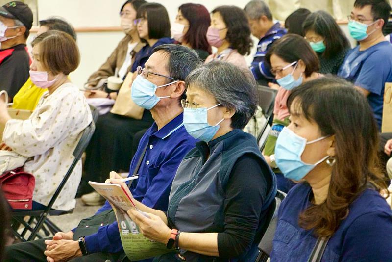民眾專注聆聽肝癌衛教講座。