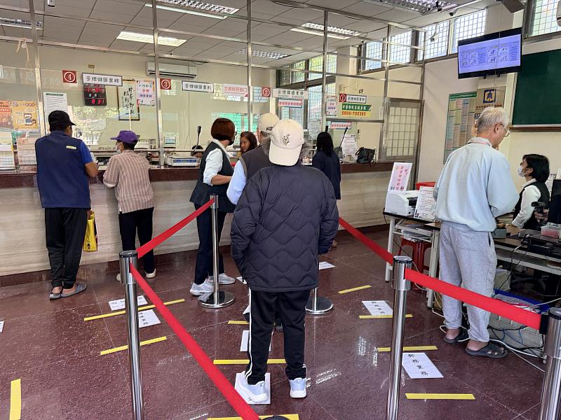 花蓮光復及光復富田郵局普發現金臨櫃領現情形。/中華郵政提供