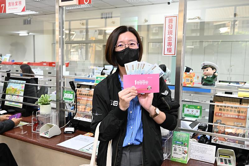 郵局臨櫃領現首日秩序良好，首週採分流提高效率。 / 中華郵政提供