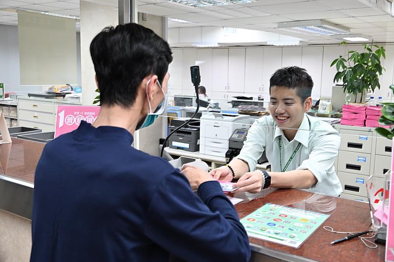 郵局臨櫃領現首日秩序良好，首週採分流提高效率。 / 中華郵政提供