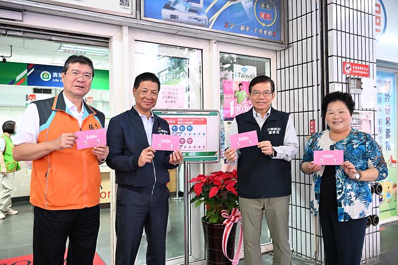 中華郵政公司董事長王國材(右2)率領工會理事長林榮州(左2)、副總經理藍淑貞(右1)及板橋郵局局長張清龍(左1)視察「全民+1 政府相挺」普發現金臨櫃領現作業。/中華郵政提供