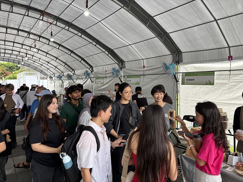 導覽員與同學介紹各商家特色與產品。