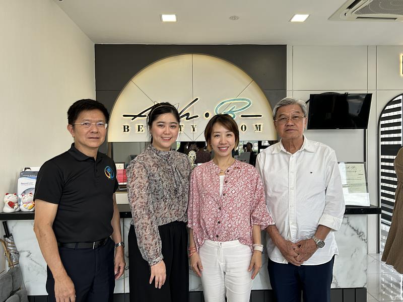 李姸慧拜訪靜宜大學海青班校友黃蔚蘋經營的Ash B Beauty Room。