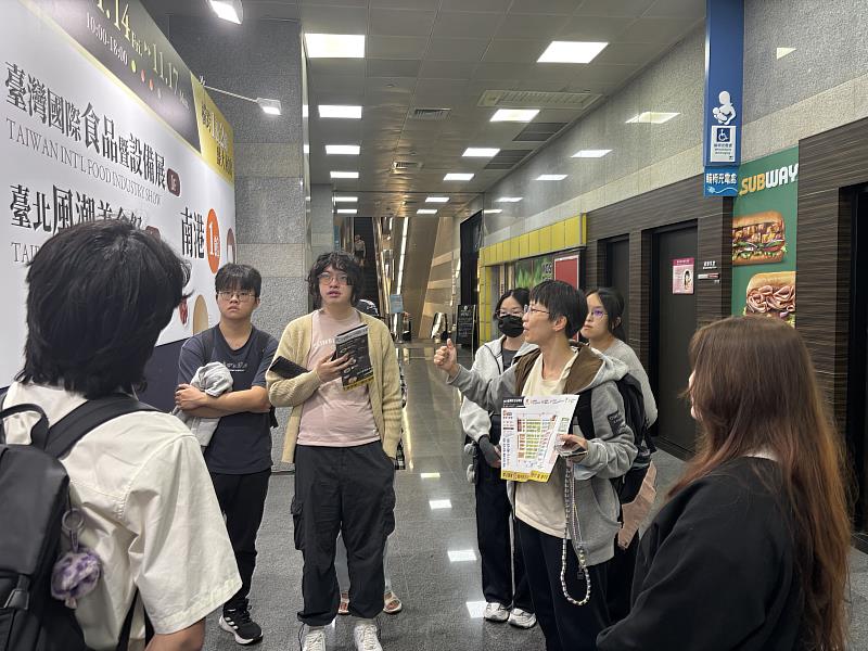 11月15日教師說明觀展注意事項與流程。