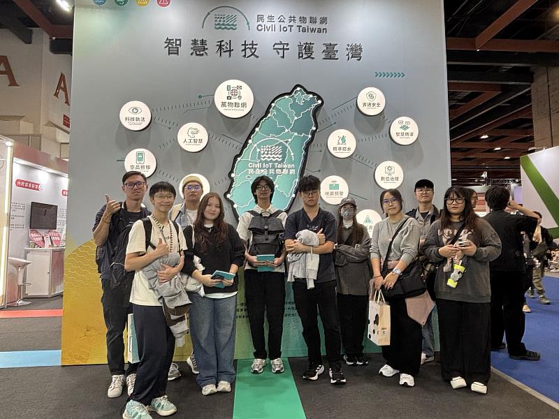 參與人員於民生公共物聯網展區進行大合照。