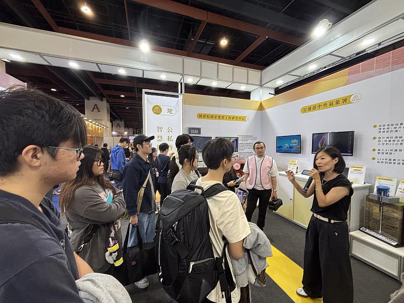 11月15日參與同學認真聆聽公部門AI政策說明。