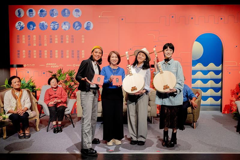 金曲陣容齊聚！專輯《春城小唱》由金曲製作人李欣芸（中）統籌。左起為金曲與金音歌手戴曉君、屏東縣長周春米、李欣芸、台語金曲歌后曹雅雯。（圖／風潮音樂 提供）