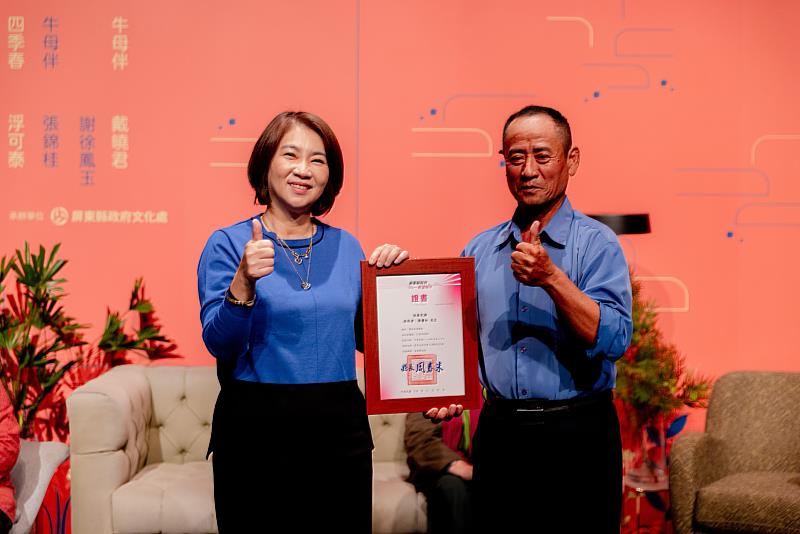 周春米縣長到場頒發「恆春民謠」保存者證書給傳藝師陳慶松，肯定其長年深耕傳統民謠的努力與貢獻（圖／風潮音樂 提供）