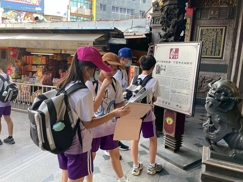 培英國中蕭文婷老師帶領學生在新竹市的歷史地標（新竹城隍廟）進行數位深度走讀活動。