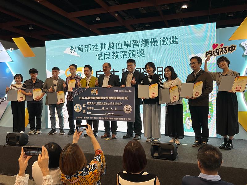 新竹市校長團隊於Mac&iPad展區大合照。