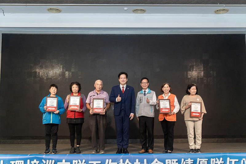 代理市長邱臣遠頒發5位個人獎，眾人合影留念。