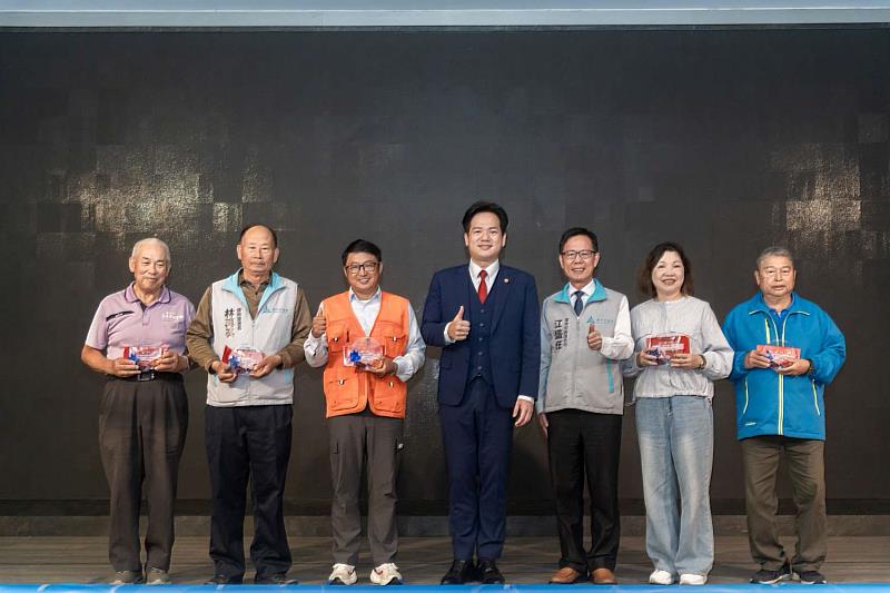 代理市長邱臣遠頒發5隊團體獎，眾人合影留念。