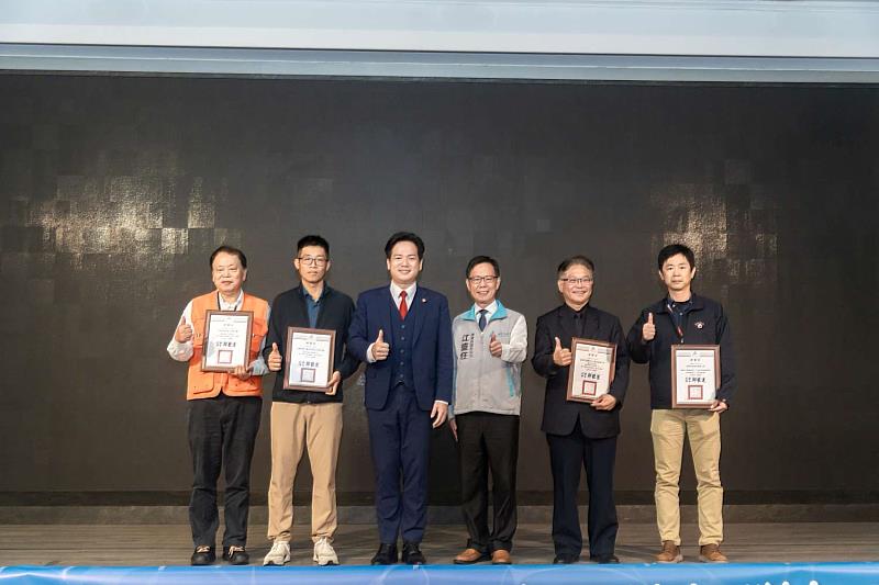 代理市長邱臣遠頒發4家企業，感謝捐贈巡守物資與投入資源。