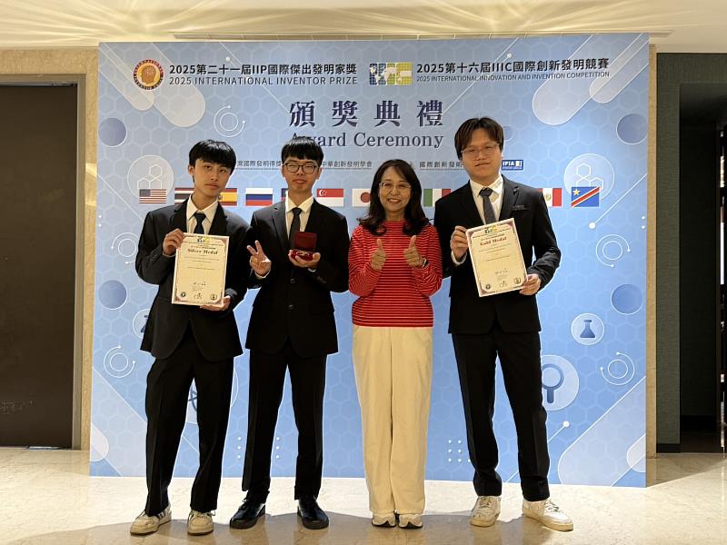 中臺科大行銷系趙建蕾老師（右2）與獲獎隊伍劉書豪（左1）、朱軒毅（左2）、林耕五（右1）同學合影。