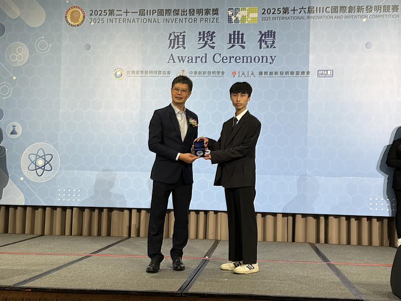 中臺科大行銷系劉書豪同學代表上台領獎。