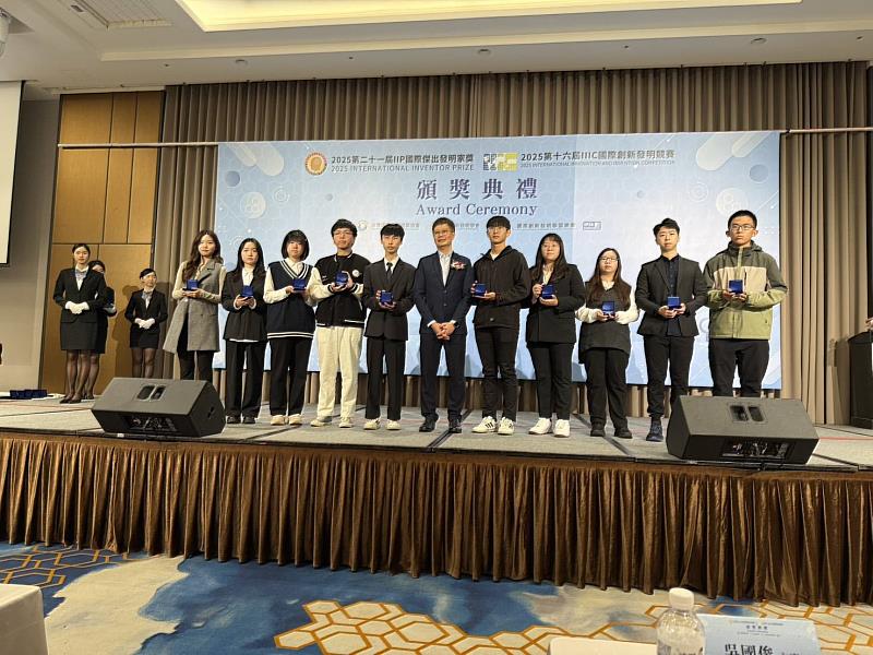 2025第16屆IIIC國際創新發明競賽各國銀牌得獎者合照。