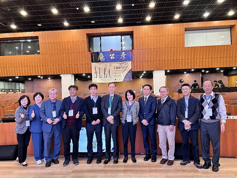 與會貴賓合影，金惠瑛教授（韓）（由左至右）、羅貞殷教授（韓）、鄭仁模教授（韓）、林透教授（日）、大関智史教授（日）、洪錫敏教授（韓）、山田礼子教授（日)、杉本和弘教授（日)、莊榮輝教授（台）、王俊秀教授（台）、簡志青教授（台）。