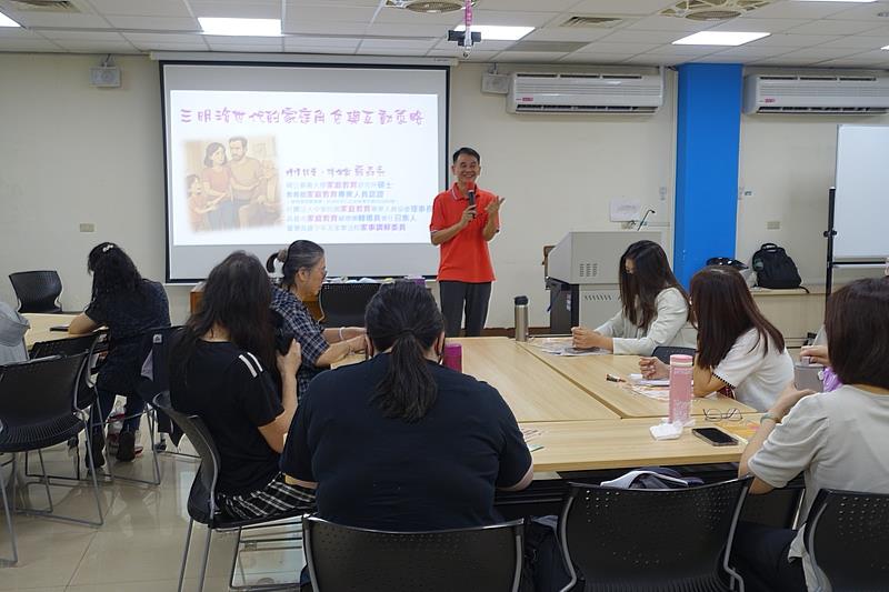 蘇森永理事長簡介本次課程內容。