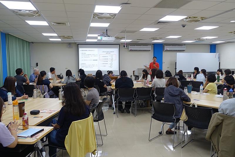 蘇森永理事長說明三明治世代的主要壓力來源。