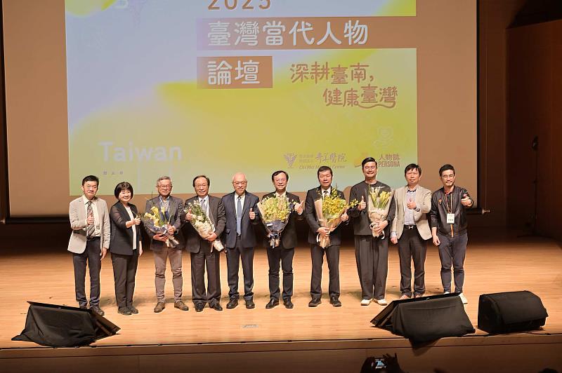 人物誌創辦人唐源駿（右3）、總統府國策顧問陳志鴻（左4）、國科會主委吳誠文（左3）、衛福部長石崇良（右5）及奇美醫院院長林宏榮（右4）暢談智慧醫療願景，奇美醫院團隊上台獻花致意。（資料來源：人物誌）