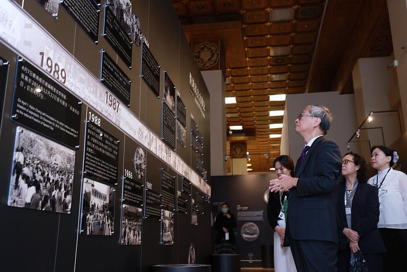 文化部長李遠參觀「自由花蕊」常設展，「世界浪潮」展區說明1960年代至2000年間爭取自由及人權的運動在臺灣風起雲湧，臺灣在這股世界浪潮中沒有缺席。