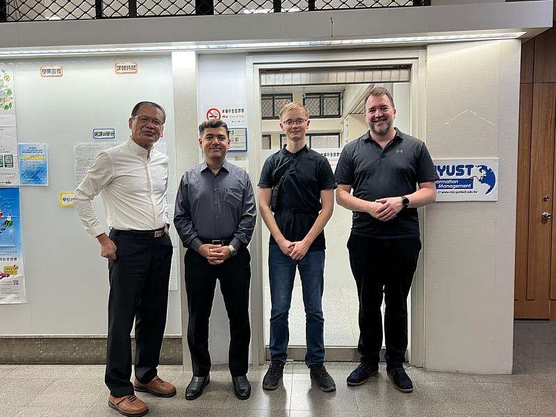 德國布蘭登堡應用科技大學Stephan G. Humer教授與雲科大資管系洽談學術合作事宜，就共同舉辦研討會與合作研究計畫進行討論，該校114第一學期於本校交換之學生Moritz Meinicke一同與會。