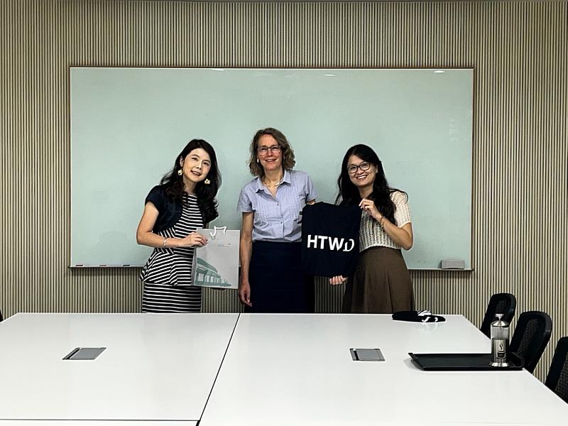 雲科大葉惠菁國際事務長致贈紀念禮品予德國德勒斯登應用科技大學Prof. Dr. Anne-Katrin Haubold主任，象徵兩校友誼與合作意願。